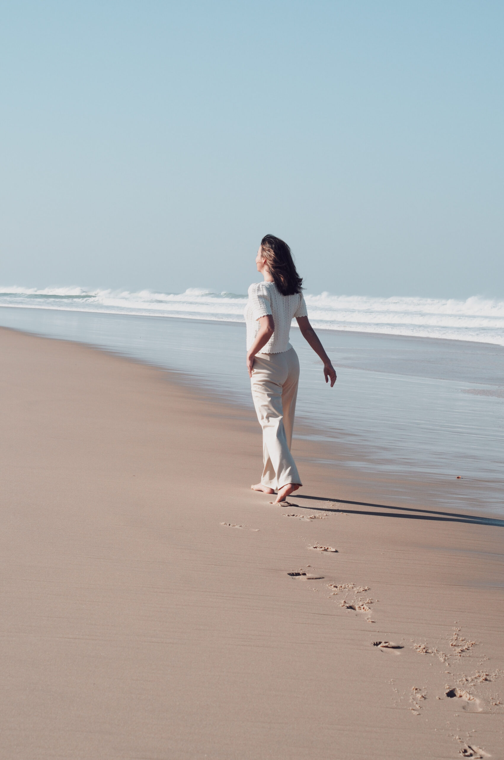 collectif LIBRES ombeline becker visuel d'une femme sur la plage pour illustrer le chemin de transformation que les entrepreneures vivent au sein du collectif LIBRES